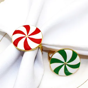 Detailaufnahme von weihnachtlichen Pfefferminzbonbon Serviettenringen, Metall.