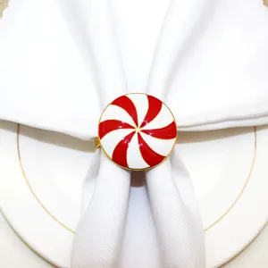 Rot-weiße Bonbon Serviettenring Detail für Weihnachtsdekoration und festliche Tische.