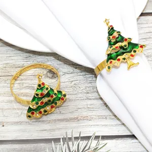 Primo piano del dettaglio dell'anello portatovagliolo albero di Natale verde e strass.