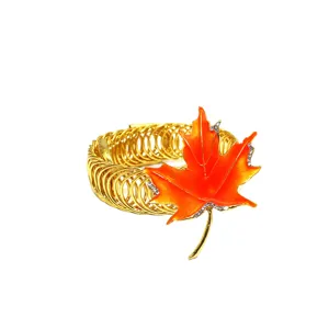 Fermatenda a molla dorato con foglia d'acero in smalto arancione brillante e strass di cristallo.