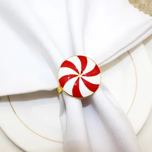 Rot-weißer gestreifter Bonbon-Serviettenring, festliche Weihnachts-Tischdekoration.