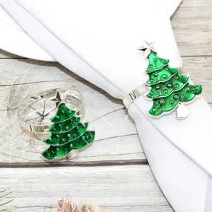 Detailansicht grüner Weihnachtsbaum Serviette Ring, Legierung Feiertag Tischdeko, festliches Setup.