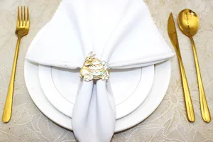 Portatovaglioli con coniglio e uovo di Pasqua in oro opaco, elegante decorazione per tavola.