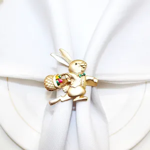 Elegante portasciugamani con coniglietto di Pasqua in oro opaco con cesto, ideale per la tavola.