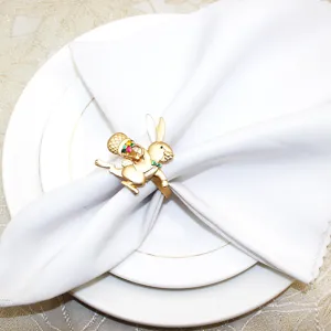 Anello portatovagliolo con coniglio doro e cestino uova, elegante decorazione tavola.