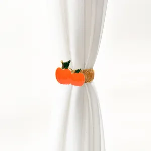 Primo piano dettaglio del supporto per tenda a molla in metallo con frutta arancione.