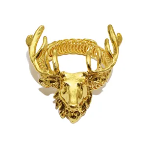 Nahaufnahme Detail des goldenen Metall Hirschkopfes mit flexiblem Feder Vorhangring Design.