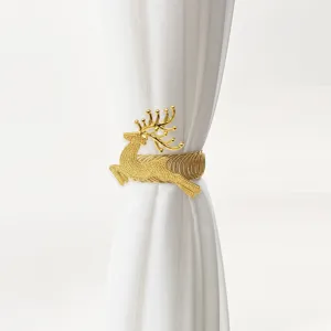 Goldener Weihnachts-Rentier-Vorhangclip mit Federdesign für elegante Heimdekoration.