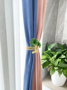 Détail de boucle de rideau en métal de palmier vert hawaïen, décoration de retenue de luxe.
