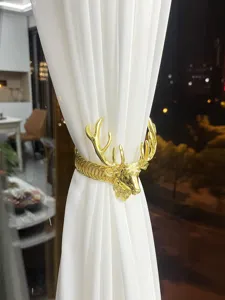 Goldene Metall Hirsch Vorhangraffer Detailansicht, elegante Weihnachts Deko Klammer.