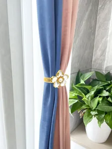 Elegante weiße Strass Fünfblatt Blumen Vorhang Raffhalter, kreativer Feder Clip Detailansicht.