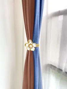 Detailansicht eines luxuriösen weißen Strass Fünf-Blütenblatt-Vorhang-Raffhalters.