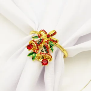 Gros plan détaillé d'un anneau de serviette cloche de Noël scintillant avec des strass.