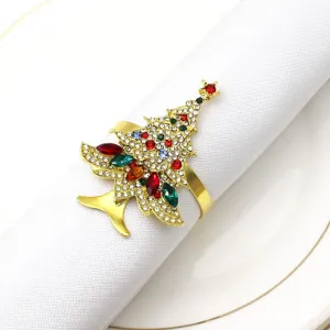 Détail de rond de serviette arbre de noël, anneau en métal doré avec strass et cristaux colorés.