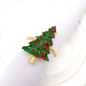 Rond de serviette sapin de Noel en detail avec email vert et strass rouges pour table.