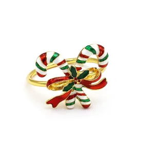 Détail en gros plan de l'anneau de serviette de canne de Noël avec émail rouge et vert doré.