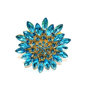 Schöne blaue Kristallblumen Vorhangschnalle mit goldener Metallbasis und funkelnden Strasssteinen.