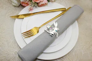 Set anello portatovagliolo con coniglio pasquale e tovagliolo grigio, decoro tavola.
