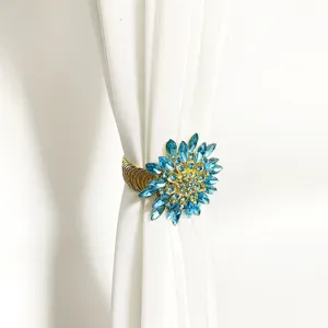 Detailaufnahme des blauen Kristallblumen-Vorhangraffhalters, glänzender Strass-Federhalter.