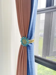 Blauer Kristallblumen Vorhanghaken Detail, eleganter Metallfederhalter für Dekoration.