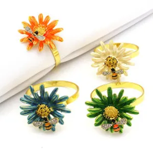 Set 4 portatovaglioli a fiore con ape in strass, decorazione tavola in metallo.