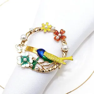 Anello per tovagliolo a tema pasquale con fiori smaltati colorati perle e grazioso uccello.