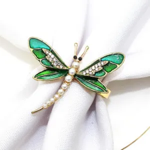 Primo piano dettagliato dell'anello portatovagliolo a forma di libellula con strass.