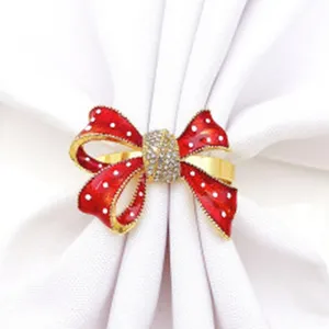 Portatovaglioli con fiocco a pois rosso e bianco, dettaglio decorazione tavola in metallo.