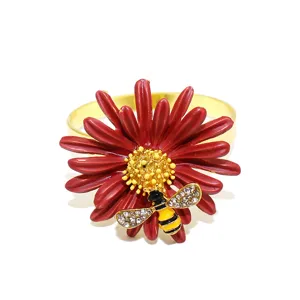 Elegante portaserviti in metallo con un fiore rosso e ape di strass per la tavola.