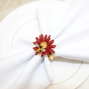 Dettaglio portatovagliolo ape fiore rosso, squisita decorazione tavola festa.