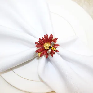 Portatovaglioli con fiore rosso e ape, elegante decorazione da tavola per feste e cene.