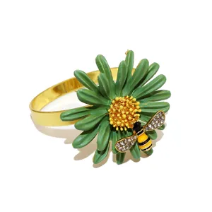 Portatovaglioli margherita verde con dettaglio ape in cristallo per elegante tavola.