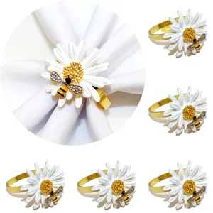 Set di 6 portatovaglioli margherita con ape in strass e anello in metallo dorato.