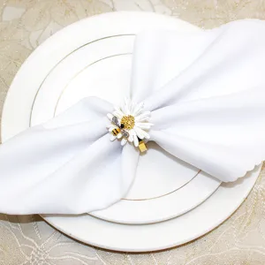 Dettaglio portatovagliolo in metallo margherita ape, perfetto per elegante decorazione tavola.