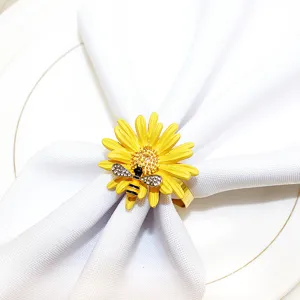 Dettaglio anello per tovagliolo ape margherita gialla, elegante decorazione tavola.
