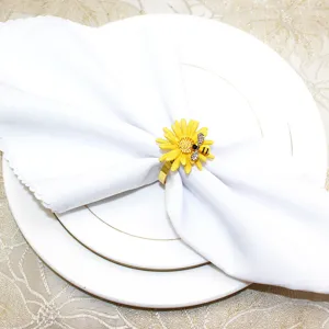 Dettaglio dell'anello portatovagliolo margherita con ape per elegante decorazione tavola.