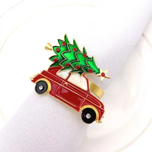 Gros plan détaillé du rond de serviette voiture de Noël avec arbre en métal et strass.