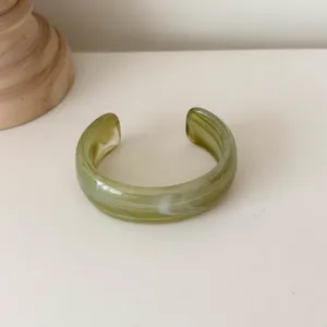 Retro grüner Harz offener Armreif Detailansicht, elegantes breites Modeschmuck Accessoire.