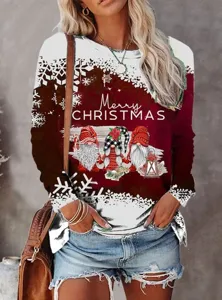 Vista en detalle de blusa manga larga con estampado de gnomo navideño, ropa festiva.