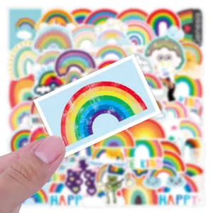 Vista dettagliata di simpatici adesivi impermeabili arcobaleno per valigia e computer.