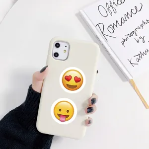 Vista dettagliata di adesivi emoji impermeabili su cover per cellulare, ideali per quaderni.