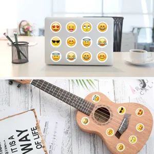 Adesivi emoji impermeabili dettagli, simpatici sticker rotondi per decorare laptop e quaderno.