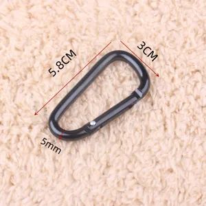 Schwarzer Aluminium Karabiner Camping Clip Detailansicht, langlebiger Karabinerhaken.