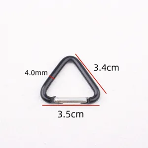 Schwarzer Dreiecks-Karabinerhaken aus Aluminiumlegierung mit federndem Schnappverschluss.