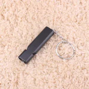 Vue détaillée du sifflet de survie double tube en aluminium noir avec anneau de clés robuste.