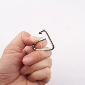 Dreieckiger Aluminium Karabiner Federhaken Detailaufnahme zeigt Verschluss und Form.