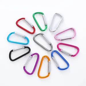 Mousquetons en aluminium D en couleur vue de détail de plusieurs teintes vives de crochets.