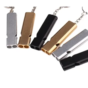 Sifflet de survie double tube en aluminium portable avec porte-clés pour usage en extérieur.
