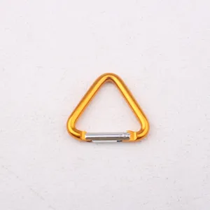 Nahaufnahme Detail des kleinen Aluminium Dreieck Karabiner Federclip Schlüsselanhänger Zubehör.