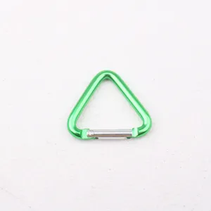 Nahaufnahme Detail des gruenen Dreieck Aluminium Karabiner kleiner Federclip Schluesselring.